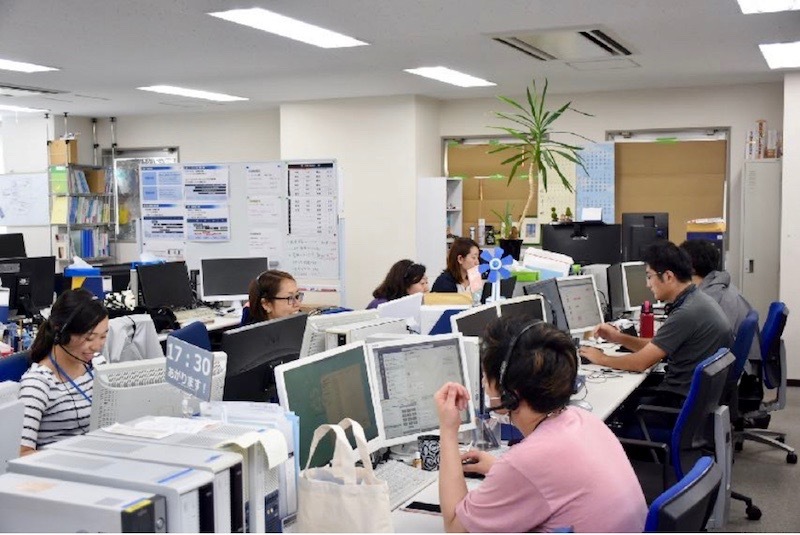 オペレーターは終始ヘッドセットで対応